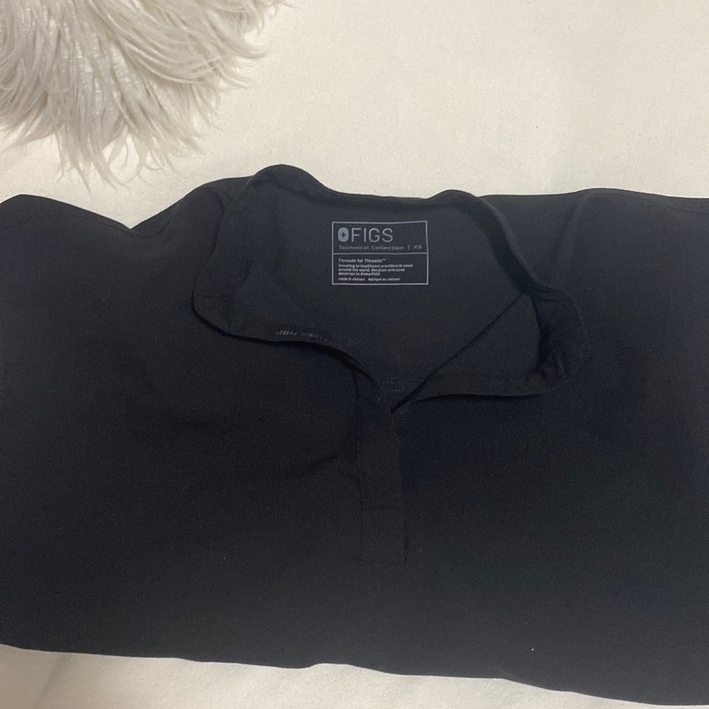 Figs Black scrub top